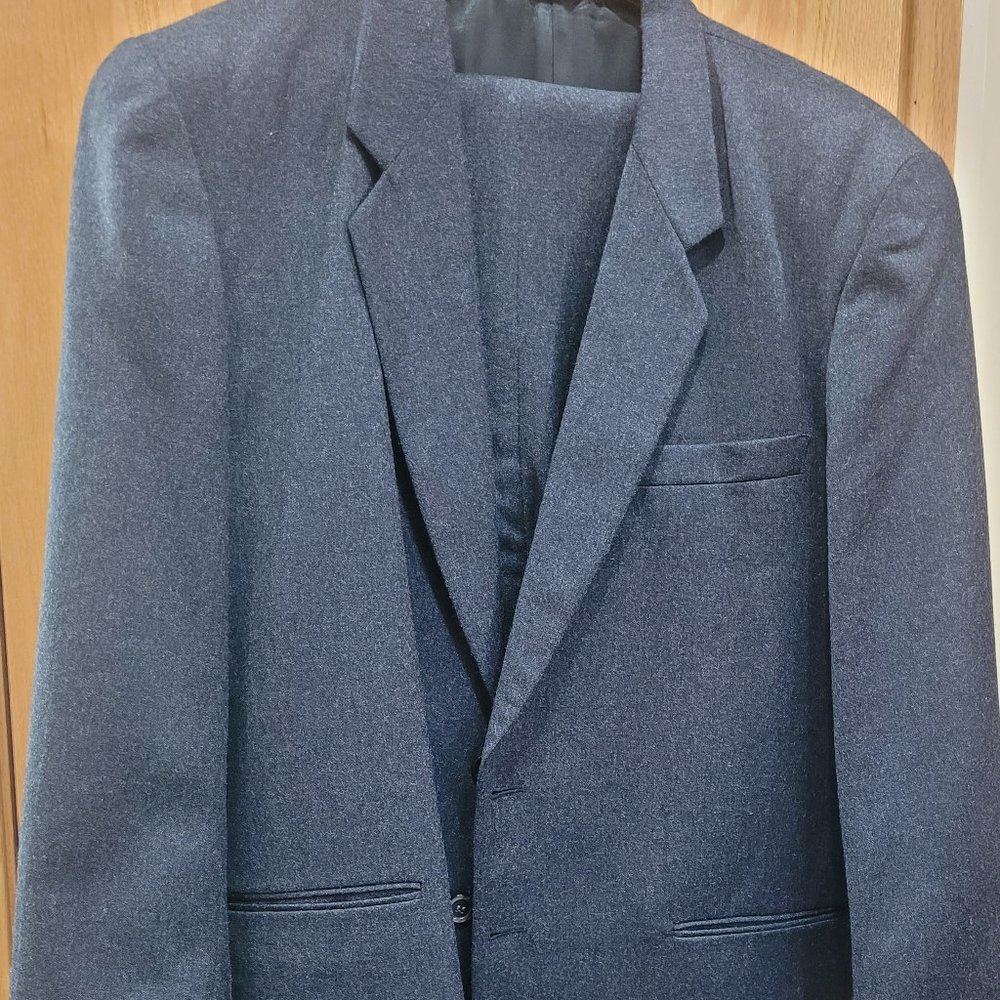 Vintage KIKIT Charcoal Gray 100% Wool Suit 46" Jacket 33" Pleated pant, EUC